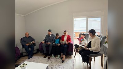 Bucak Kaymakamı ve Eşi, "Bir Fincan Kahve Bir Adım Gelecek" Projesi Kapsamında Öğrenciyi Ziyaret Etti