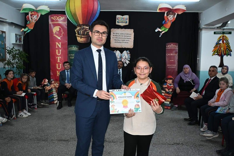 Sarıoğlan'da Kütüphaneler Haftası Coşkusu: 1700 Öğrenci ve Veliler Kitap Okudu - Görsel 2
