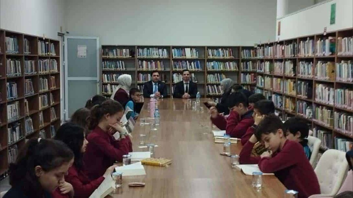 Biga'da Kütüphane Haftası'nda Öğrencilerle Kitap Okuma Etkinliği