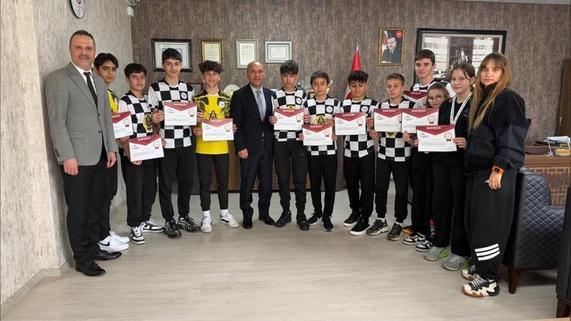 Bayraklı'dan Şampiyonlar Geçidi: Nedret İlhan Keten Ortaokulu'ndan Türkiye ve İl Dereceleri