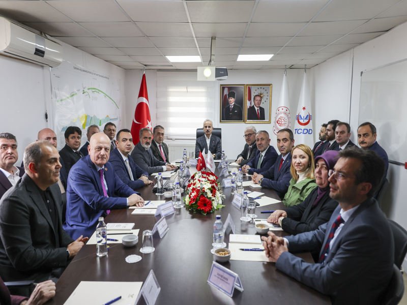 Ulaştırma Bakanı Uraloğlu, T26 Tüneli Projesi'ni Bilecik'te İnceledi - Görsel 3
