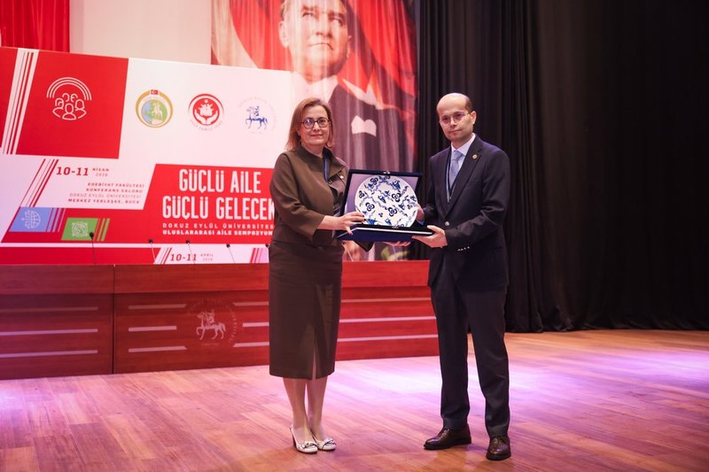 Dokuz Eylül Üniversitesi'nde 'Güçlü Aile, Güçlü Gelecek' Sempozyumu Düzenlendi - Görsel 2