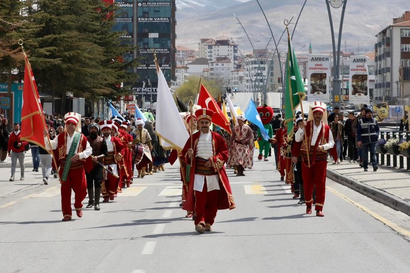 Niğde'de Nevruz Bayramı Coşkusu: Kortej Yürüyüşü ve Geleneksel Etkinlikler - Görsel 3