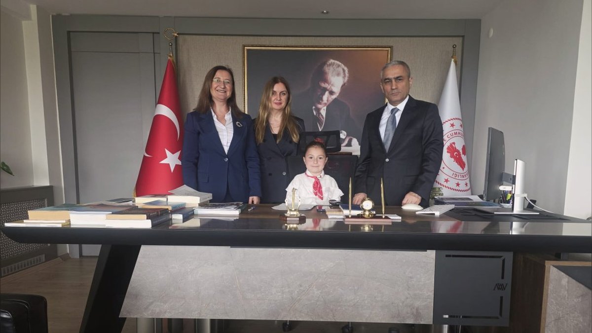 Aliağa'da 23 Nisan Coşkusu: Makamlar Öğrencilere Emanet Edildi