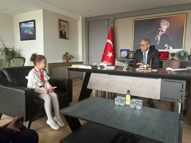 Aliağa'da 23 Nisan Coşkusu: Makamlar Öğrencilere Emanet Edildi - Görsel 2