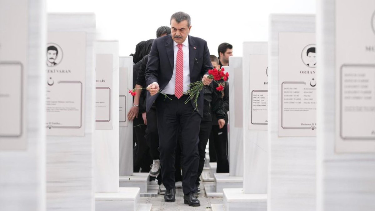Bakan Tekin, Şehit Öğretmenler Anıtı'nı Ziyaret Etti, Fidan Dikti