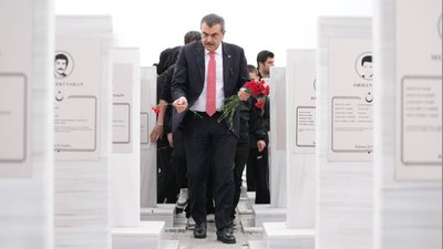 Bakan Tekin, Şehit Öğretmenler Anıtı'nı Ziyaret Etti, Fidan Dikti