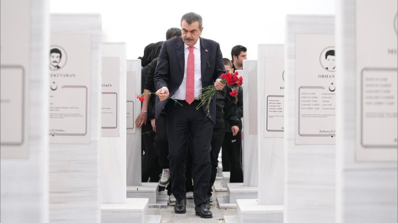 Bakan Tekin, Şehit Öğretmenler Anıtı'nı Ziyaret Etti, Fidan Dikti