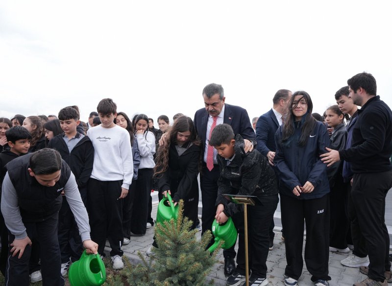 Bakan Tekin, Şehit Öğretmenler Anıtı'nı Ziyaret Etti, Fidan Dikti - Görsel 3