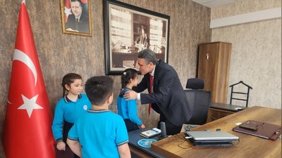 Bayraklı'da Öğrenciler 23 Nisan'da Makam Koltuğuna Oturdu