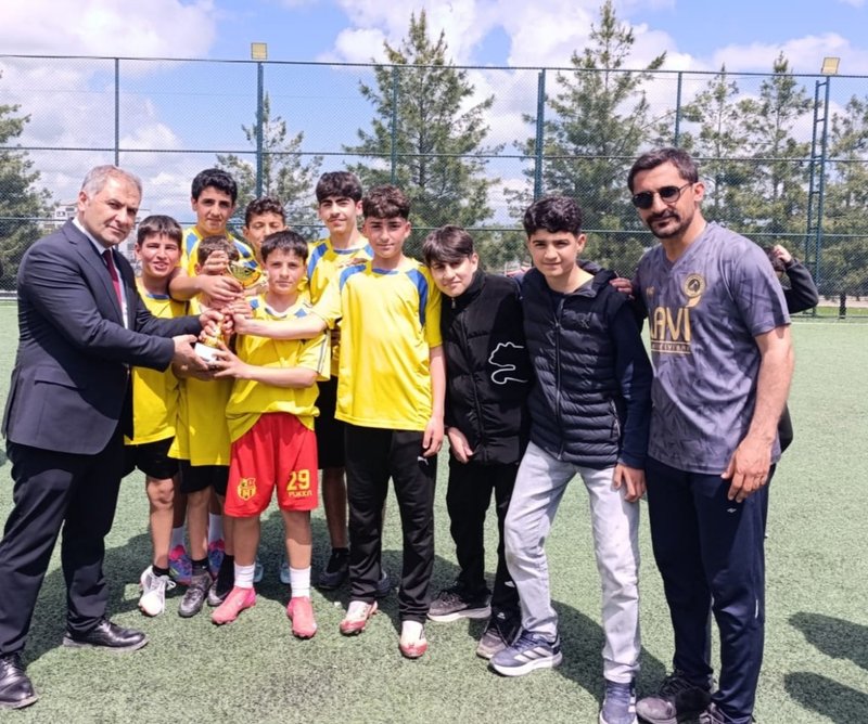Beşiri'de Okullar Arası Spor Müsabakaları Yunus Emre Ortaokulu'nun Şampiyonluğuyla Sona Erdi - Görsel 2