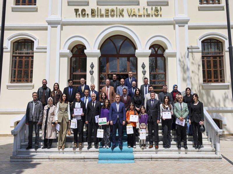 Bilecik Valisi Sözer'den 'Sağlıklı Nesil Sağlıklı Gelecek' Yarışması'nda Dereceye Giren Öğrencilere Ödül - Görsel 2