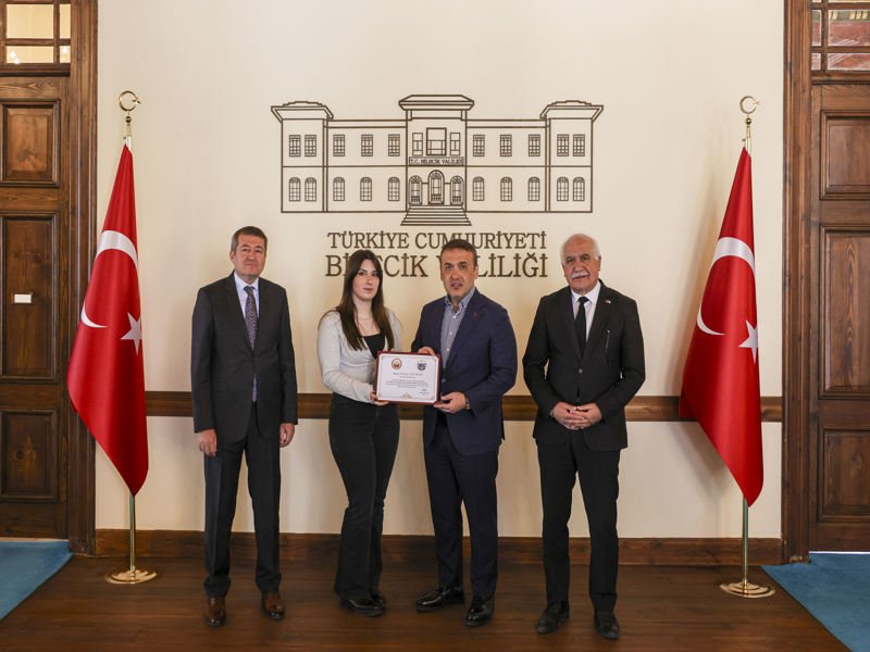 Bilecik Valisi Sözer'den 'Sağlıklı Nesil Sağlıklı Gelecek' Yarışması'nda Dereceye Giren Öğrencilere Ödül - Görsel 4