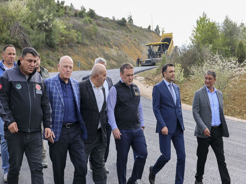 Bilecik Valisi Sözer, Küre Köyü'nde Asfalt Çalışmalarını İnceledi - Görsel 3