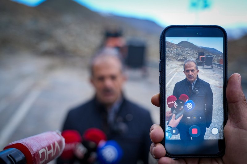 Hakkari Valisi Taşyapan, Heyelan Bölgesinde İncelemelerde Bulundu - Görsel 2