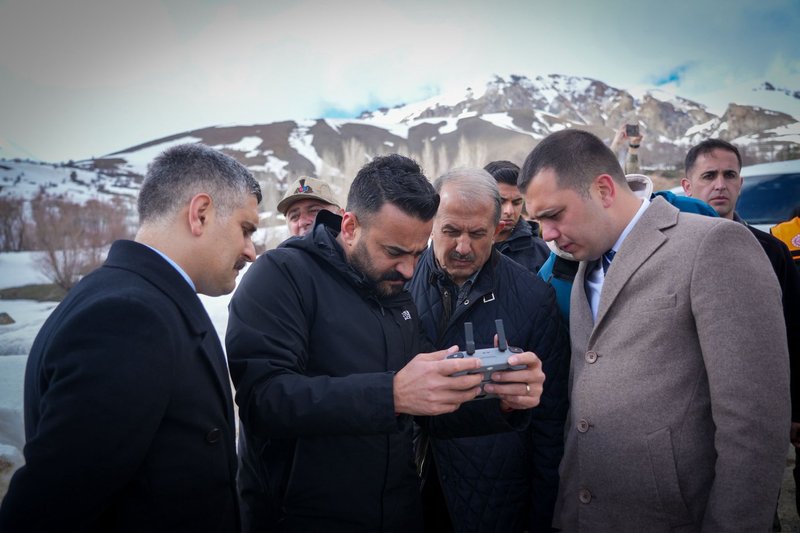 Hakkari Valisi Taşyapan, Heyelan Bölgesinde İncelemelerde Bulundu - Görsel 3