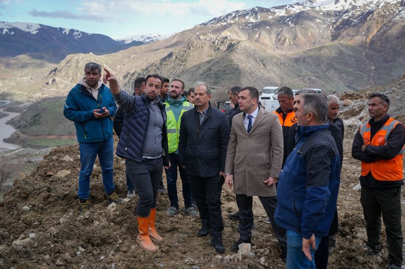 Hakkari Valisi Taşyapan, Heyelan Bölgesinde İncelemelerde Bulundu - Görsel 5