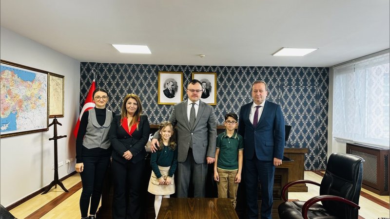Kaynaşlı'da 23 Nisan Coşkusu: Öğrenciler Kaymakamlık Koltuğuna Oturdu