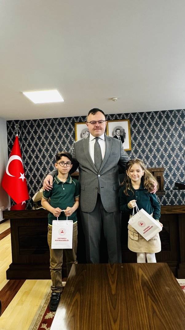 Kaynaşlı'da 23 Nisan Coşkusu: Öğrenciler Kaymakamlık Koltuğuna Oturdu - Görsel 3