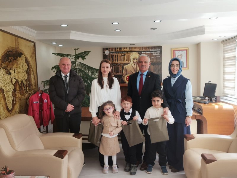 Merzifon'da 23 Nisan Coşkusu: Minik Öğrenciler İlçe Milli Eğitim Müdürü'nü Ziyaret Etti - Görsel 2