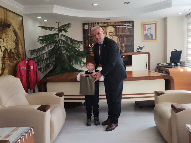 Merzifon'da 23 Nisan Coşkusu: Minik Öğrenciler İlçe Milli Eğitim Müdürü'nü Ziyaret Etti - Görsel 4