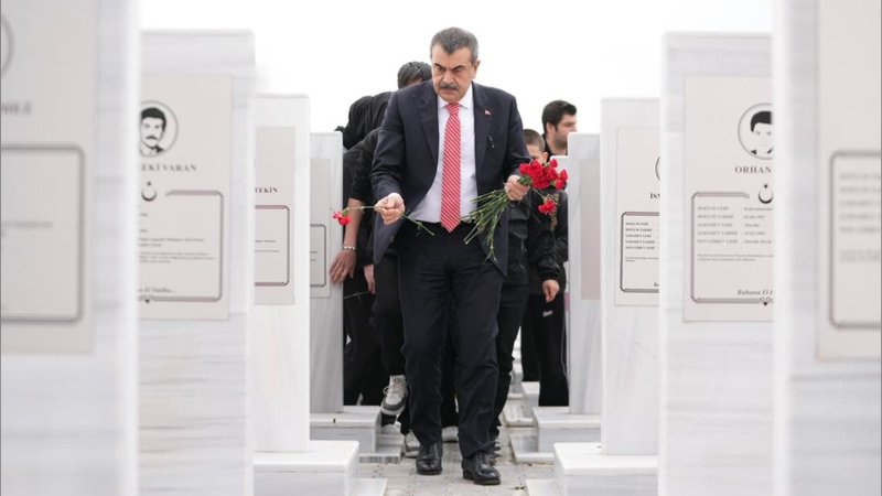 Milli Eğitim Bakanı Yusuf Tekin, Beşikdüzü'nde Şehit Öğretmenler İçin Fidan Dikti