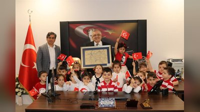 Minik Ziyaretçiler Kocaeli İl Sağlık Müdürü'nü Makamında Ağırladı