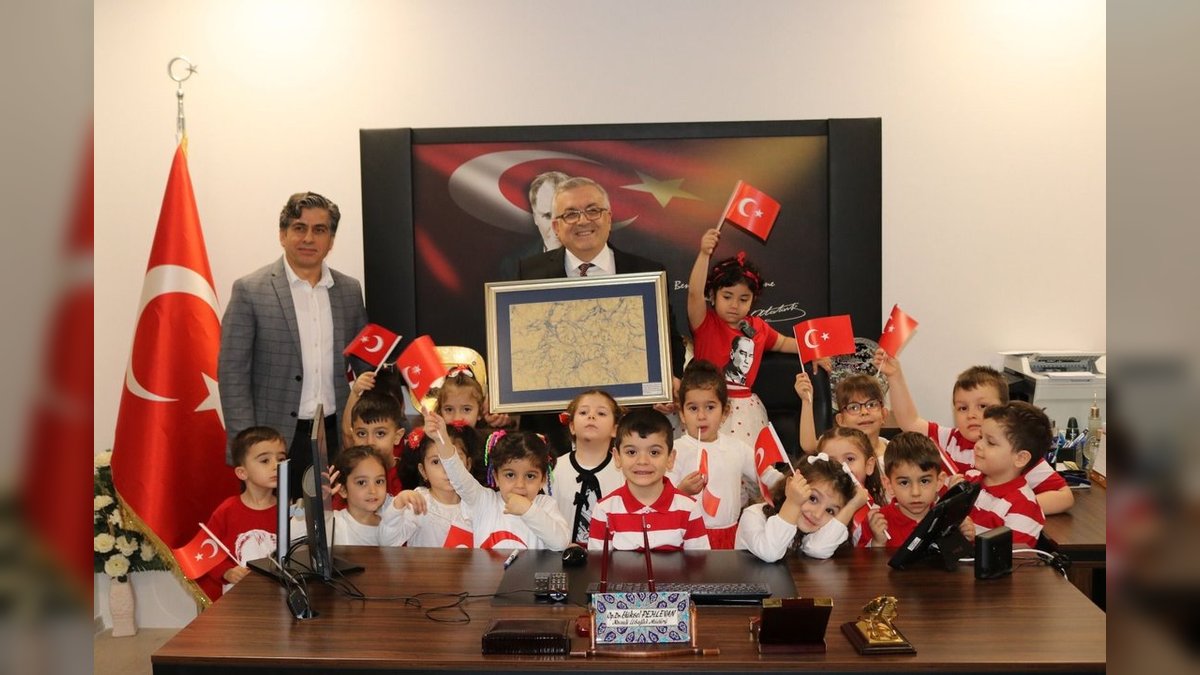 Miniklerden Kocaeli İl Sağlık Müdürü'ne 23 Nisan Ziyareti