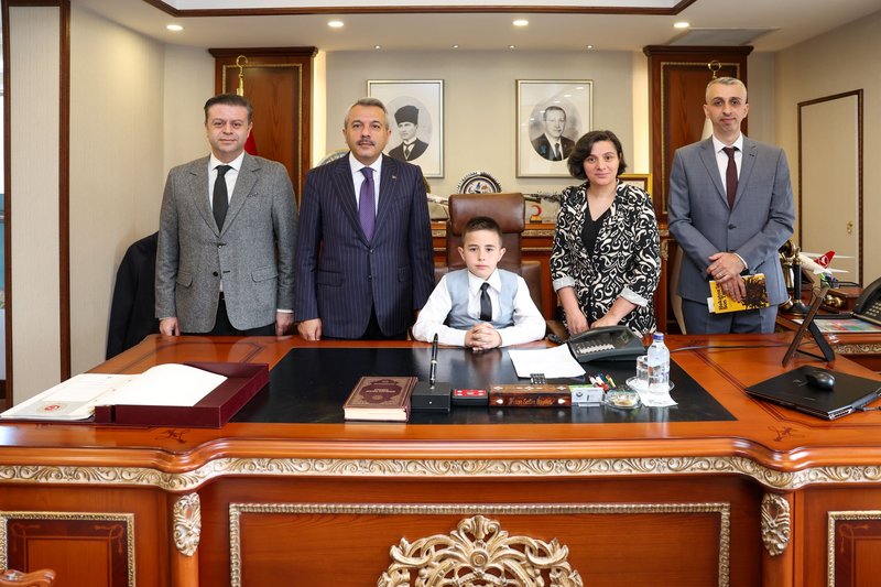 Rize Valisi Baydaş, Makamını Çocuk Bayramı İçin Öğrenci Kerim Poyraz'a Devretti - Görsel 5