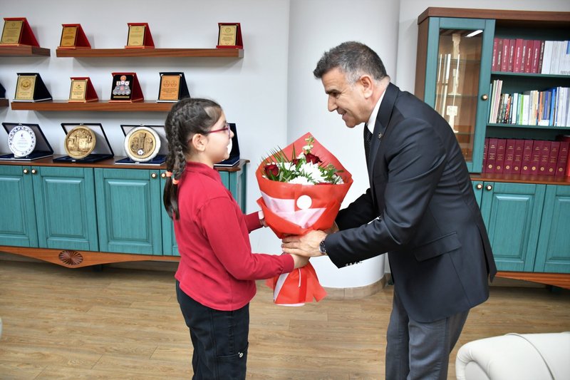 Şanlıurfa'da 23 Nisan Coşkusu: Öğrenci Zeynep Arşit İl Milli Eğitim Müdürü Koltuğunda - Görsel 2