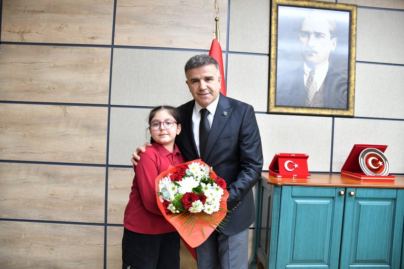 Şanlıurfa'da 23 Nisan Coşkusu: Öğrenci Zeynep Arşit İl Milli Eğitim Müdürü Koltuğunda - Görsel 3