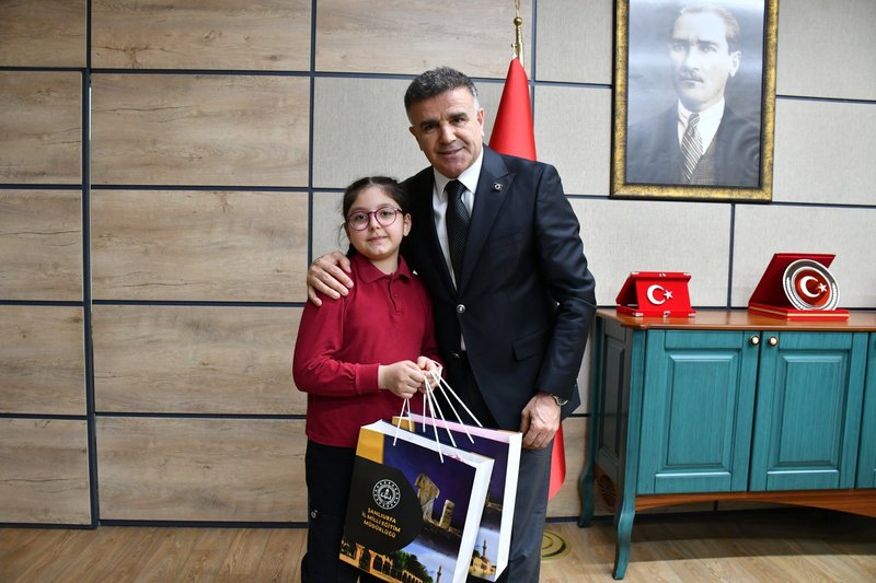 Şanlıurfa'da 23 Nisan Coşkusu: Öğrenci Zeynep Arşit İl Milli Eğitim Müdürü Koltuğunda - Görsel 5