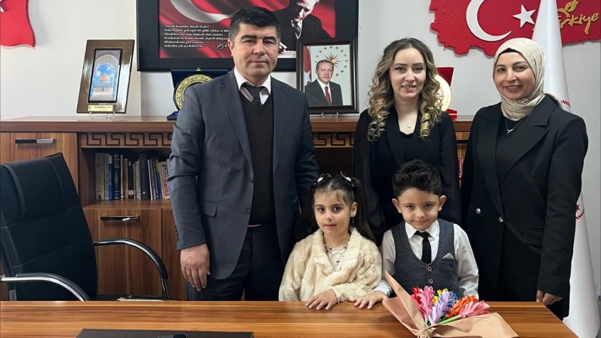 Sarıoğlan'da Makam Koltuğu Minik Ellere Emanet: 23 Nisan Coşkusu