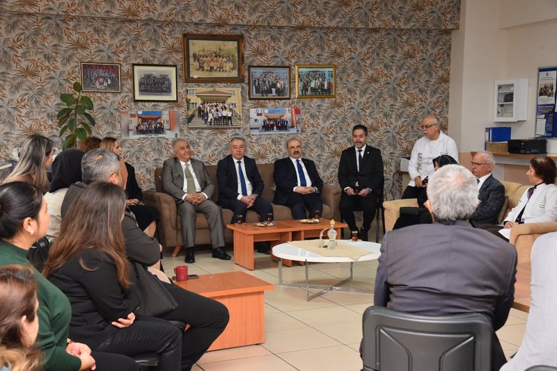 Vali Ustaoğlu'ndan Masal Evi Ziyareti: 23 Nisan Coşkusu Balıkesir'de Yaşandı - Görsel 5