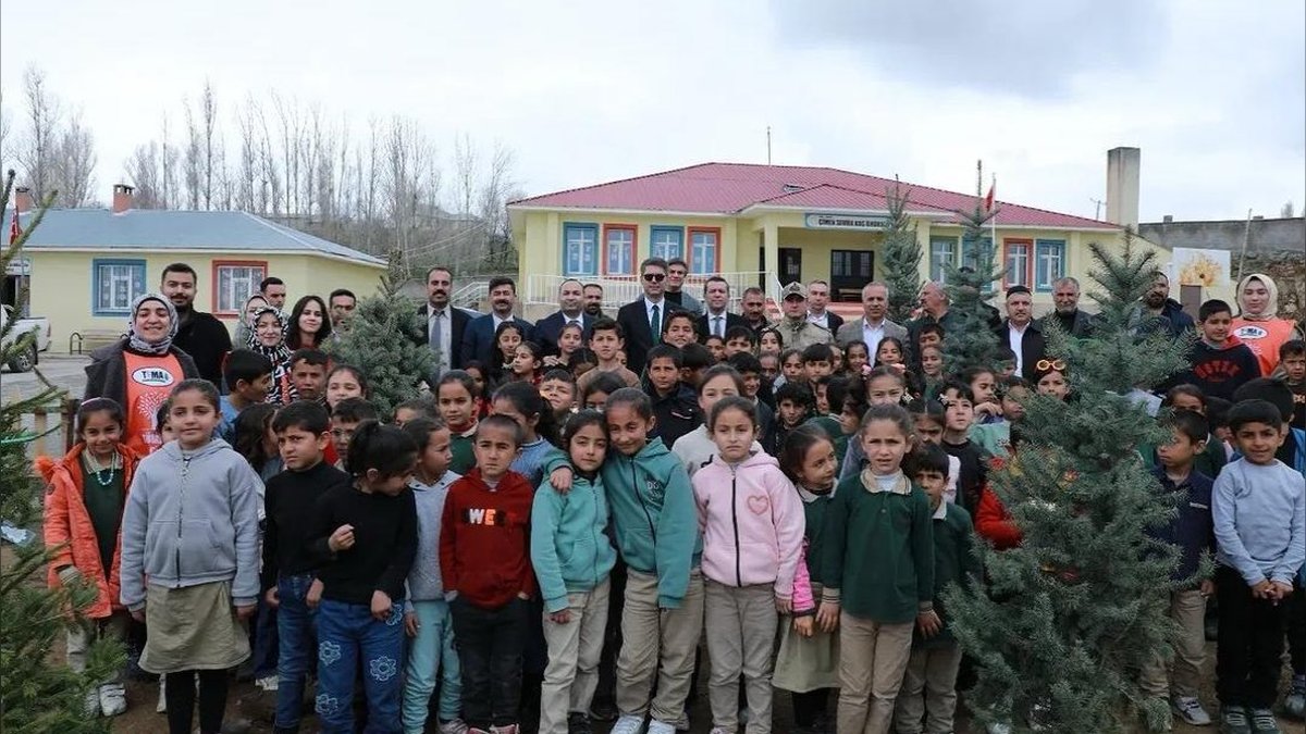 Erciş'te Fidan Dikimi Etkinliği: Kaymakam Karaloğlu ve Öğrenciler Toprakla Buluştu