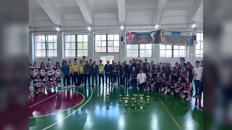 Yalvaç Kaymakamlığı'ndan 19 Mayıs Etkinlikleri Kapsamında Liseler Arası Voleybol Turnuvası