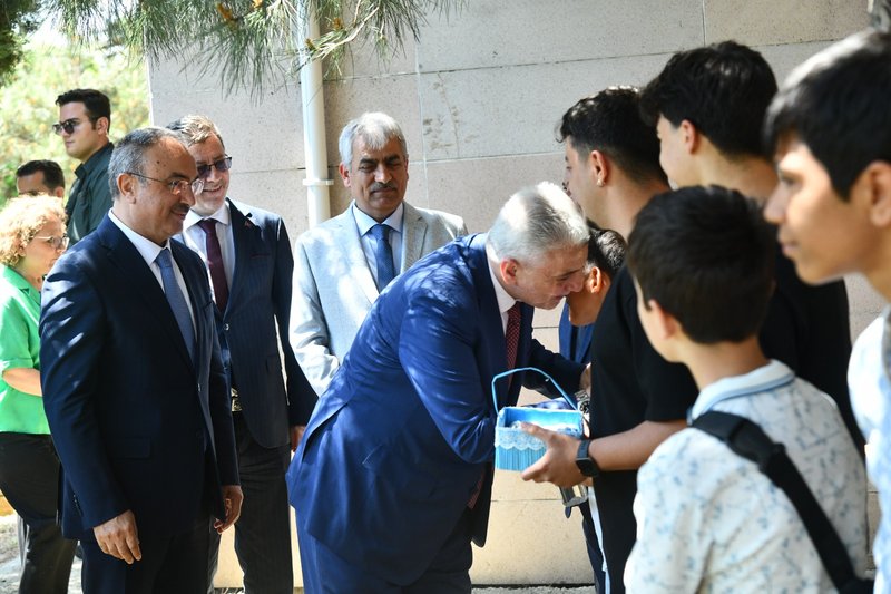 Bakan Bolat ve Vali Soytürk Çocuk Evlerini Ziyaret Etti - Görsel 2