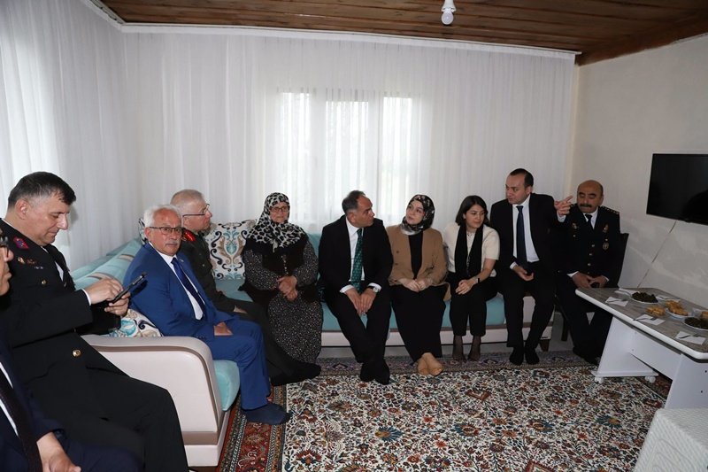 Vali Çakırtaş ve Eşi, Korgun'da Şehit Ailesini Ziyaret Etti - Görsel 2
