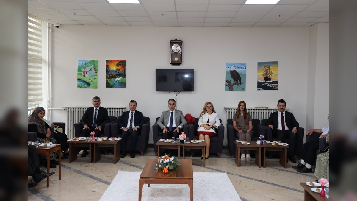 Vali Oktay Çağatay ve Eşi, Kurban Bayramı'nda Huzurevi Sakinlerini Ziyaret Etti