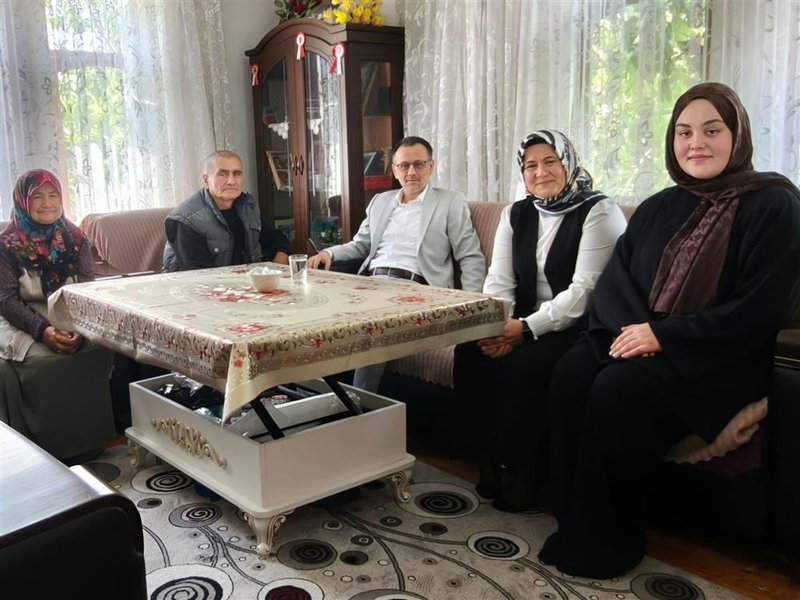 Bartın İl Sağlık Müdürü Şehit Ailesini Bayramda Ziyaret Etti - Görsel 2